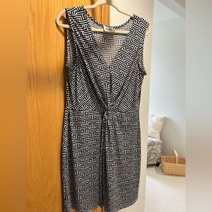 Black and white, sleeveless dress, 2L